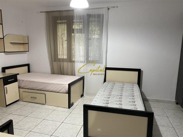 Tirane, jepet me qera Vile 2+1 Kati 1, 130 m² 400 € (KOMBINAT)