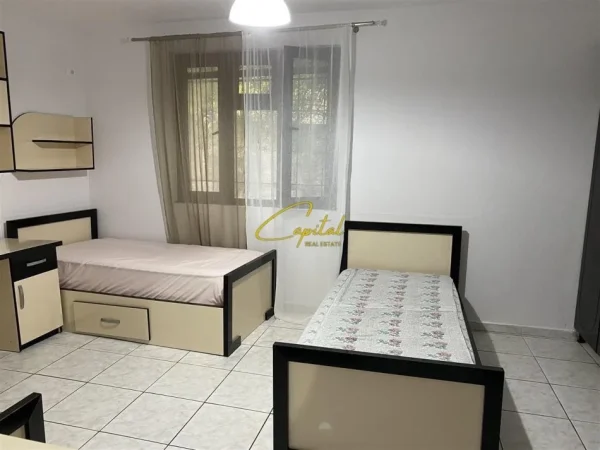 Tirane, jepet me qera Vile 2+1 Kati 1, 130 m² 400 € (KOMBINAT)