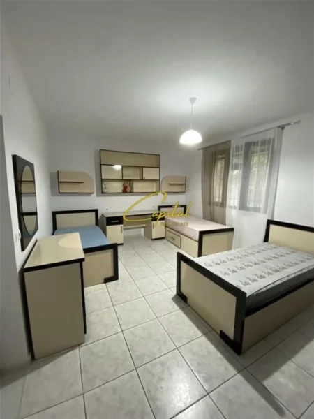 Tirane, jepet me qera Vile 2+1 Kati 1, 130 m² 400 € (KOMBINAT)