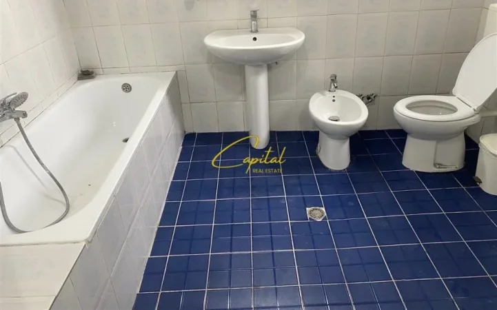 Tirane, jepet me qera Vile 2+1 Kati 1, 130 m² 400 € (KOMBINAT)