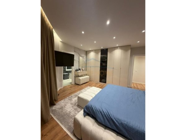Tirane, shitet apartament 3+1+Ballkon Kati 2, 149 m² 400.000 € 