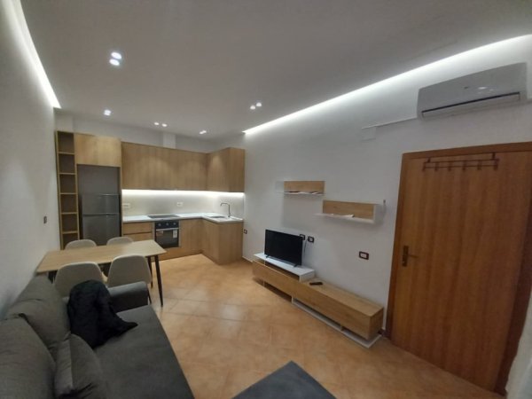 Tirane, jepet me qera apartament 2+1+Ballkon Kati 1, 75 m² 400 € (Fresk)