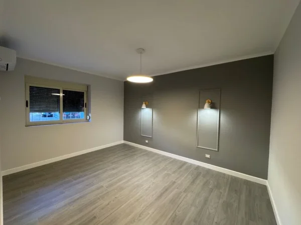 Tirane, jepet me qera zyre Kati 0, 60 m² 500 € 