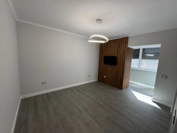 Tirane, jepet me qera zyre Kati 0, 60 m² 500 € 