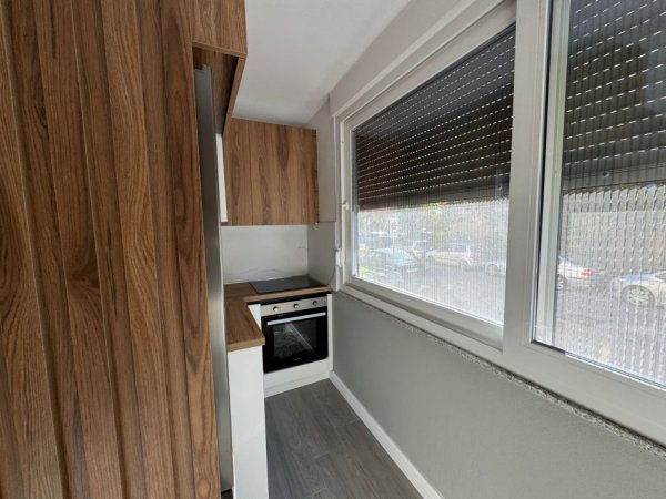 Tirane, jepet me qera zyre Kati 0, 60 m² 500 € (Pazari Ri)