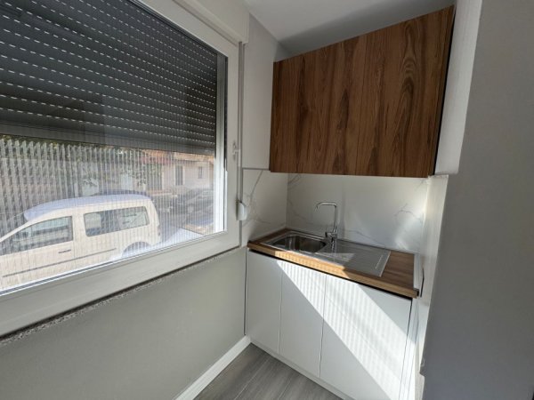 Tirane, jepet me qera zyre Kati 0, 60 m² 500 € (Pazari Ri)
