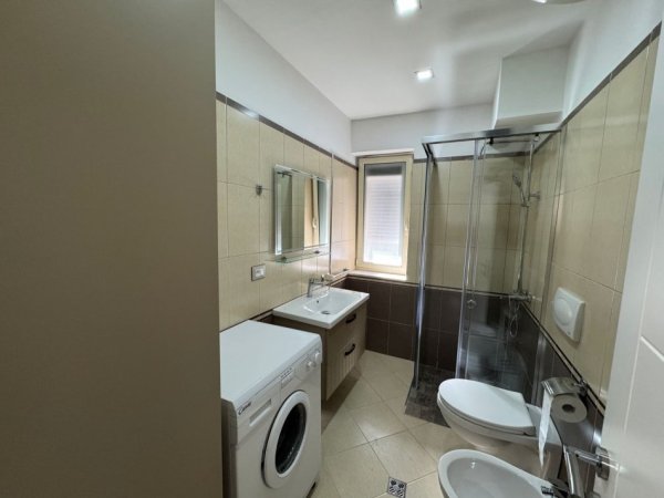 Tirane, jepet me qera zyre Kati 0, 60 m² 500 € (Pazari Ri)