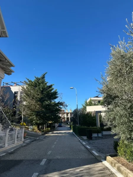 Tirane, shitet Vile 3 Katshe , 350 m² (TEG MJULL BATHORE)
