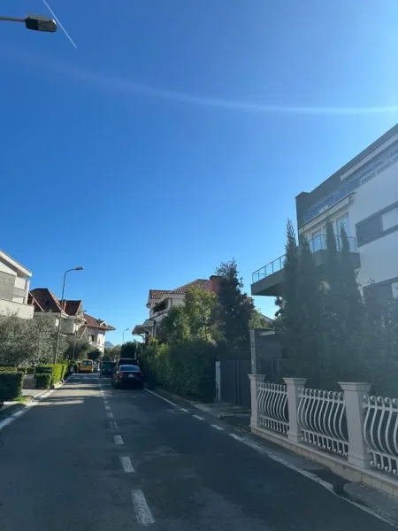 Tirane, shitet Vile 3 Katshe , 350 m² (TEG MJULL BATHORE)