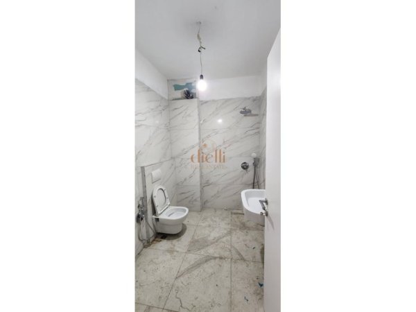 Tirane, jepet me qera zyre Kati 2, 600 €