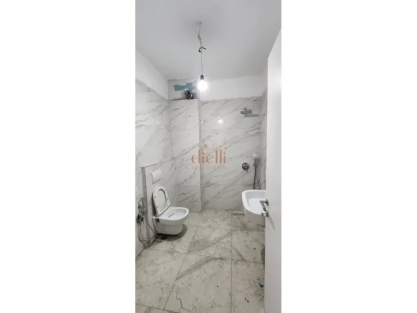 Tirane, jepet me qera zyre Kati 2, 600 €