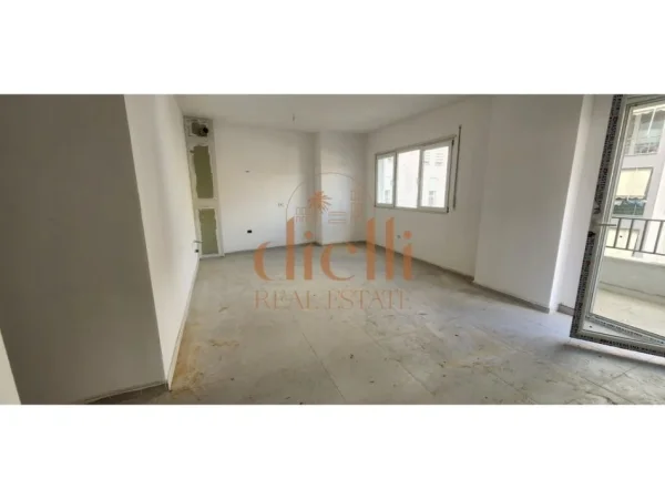 Tirane, jepet me qera zyre Kati 2, 600 €