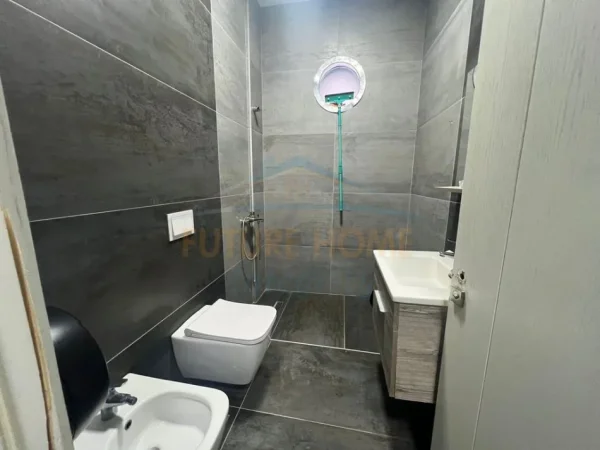 Tirane, jepet me qera ambjent biznesi Kati 0, 260 m² 1.800 € 