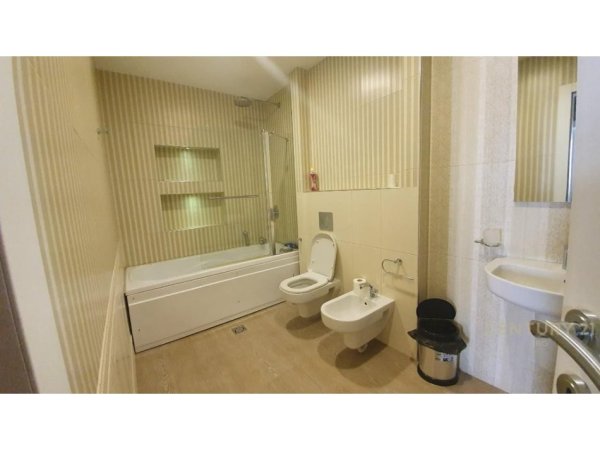 ZYRE ME QERA TE HILTON, PRANE DELIJORGJIT! Kati 7, 200 m² 3000 € (Hilton)