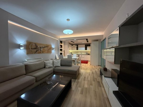 Tirane, jepet me qera apartament 2+1+Ballkon , 100 m² 1.000 € (Qender)
