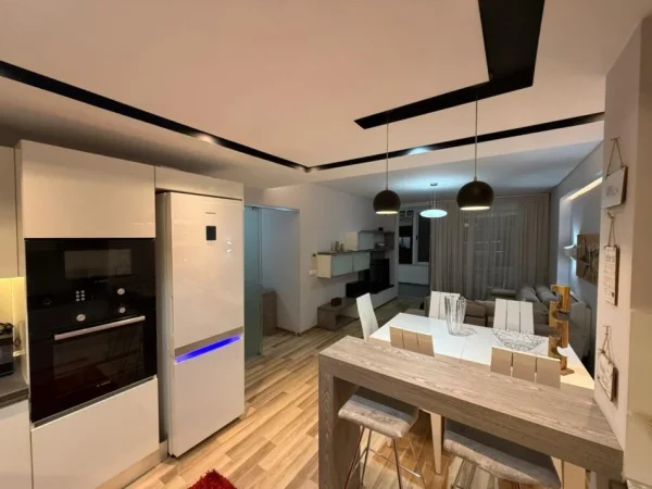 Tirane, jepet me qera apartament 2+1+Ballkon , 100 m² 900 € (Qender)