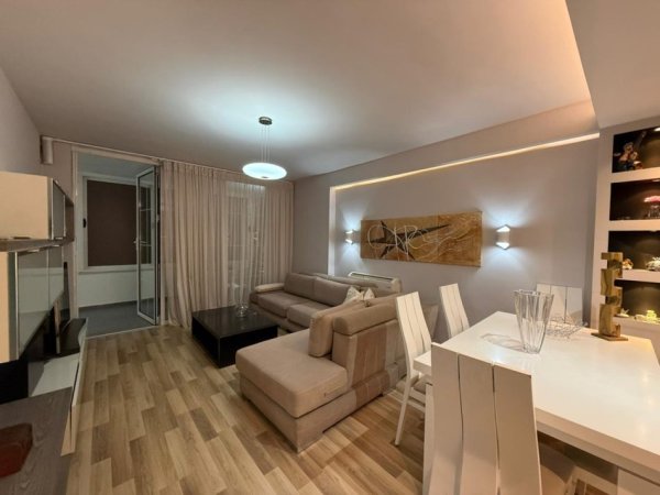 Tirane, jepet me qera apartament 2+1+Ballkon , 100 m² 1.000 € (Qender)