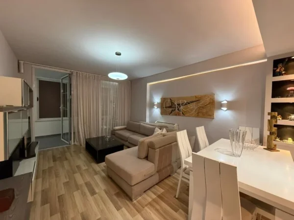 Tirane, jepet me qera apartament 2+1+Ballkon , 100 m² 900 € (Qender)
