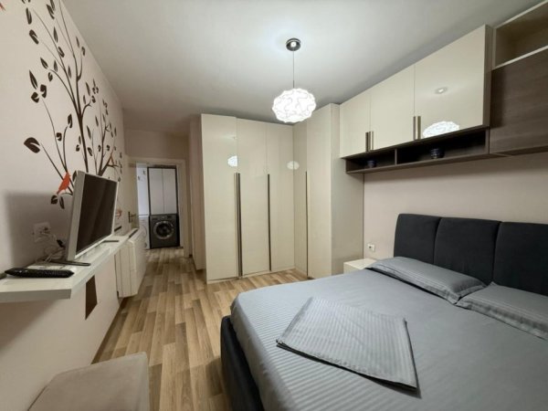 Tirane, jepet me qera apartament 2+1+Ballkon , 100 m² 1.000 € (Qender)