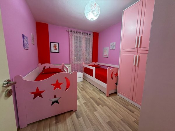 Tirane, jepet me qera apartament 2+1+Ballkon , 100 m² 1.000 € (Qender)