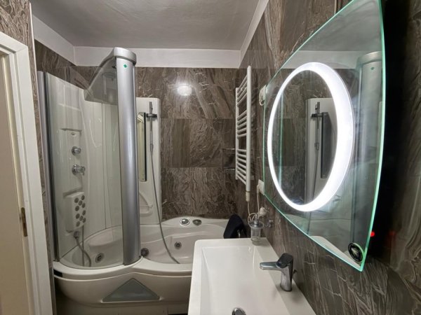 Tirane, jepet me qera apartament 2+1+Ballkon , 100 m² 1.000 € (Qender)