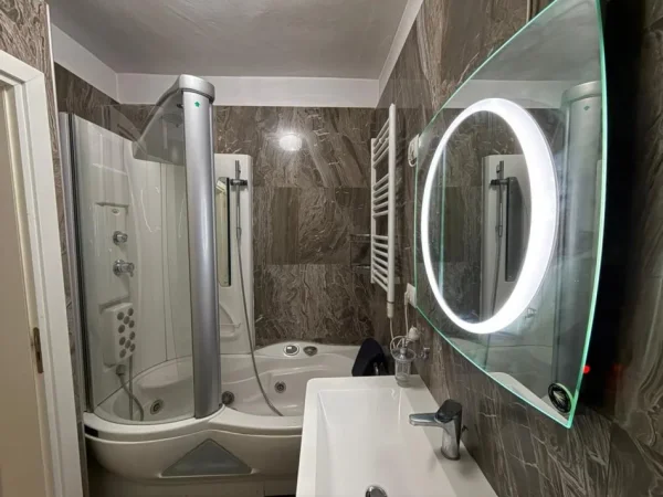 Tirane, jepet me qera apartament 2+1+Ballkon , 100 m² 900 € (Qender)