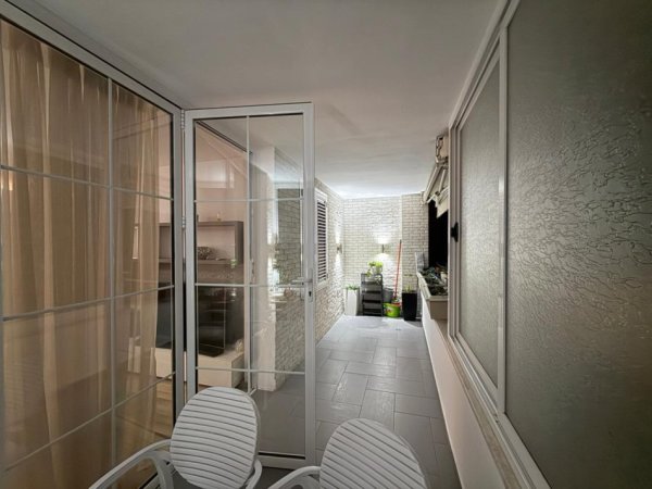 Tirane, jepet me qera apartament 2+1+Ballkon , 100 m² 1.000 € (Qender)