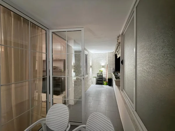 Tirane, jepet me qera apartament 2+1+Ballkon , 100 m² 900 € (Qender)