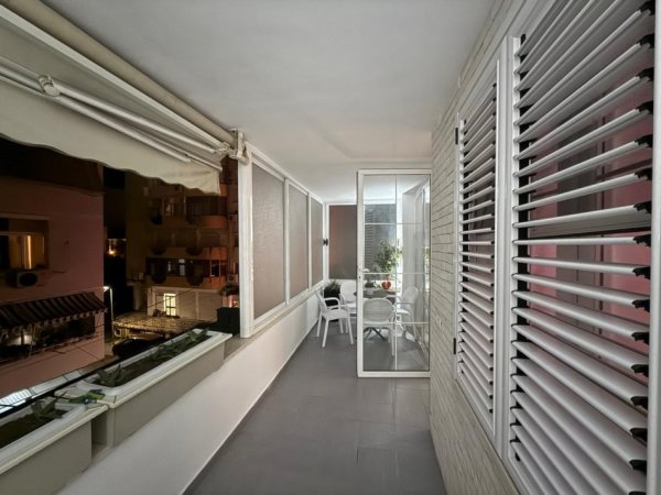 Tirane, jepet me qera apartament 2+1+Ballkon , 100 m² 1.000 € (Qender)
