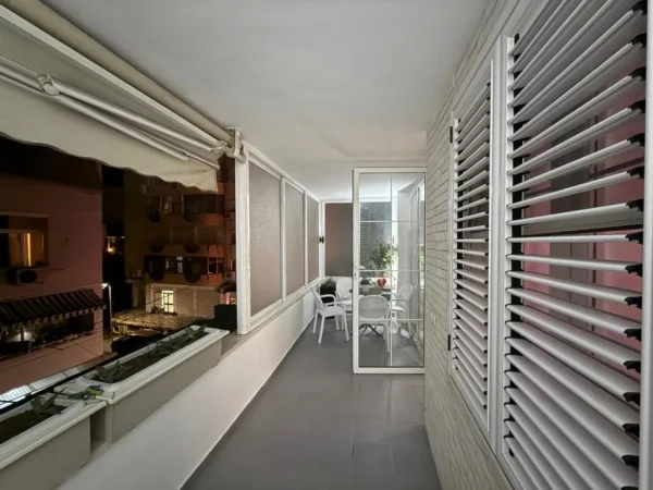 Tirane, jepet me qera apartament 2+1+Ballkon , 100 m² 900 € (Qender)