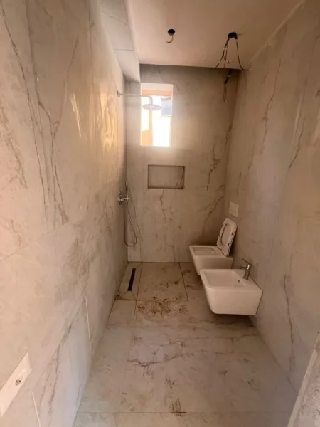 Tirane, jepet me qera Vile 4+1 , 200 m² 2.000 € (MBRAPA GARDEN BUILDING)