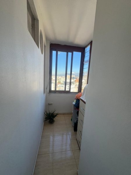 Tirane, jepet me qera apartament 1+1 Kati 12, 400 €