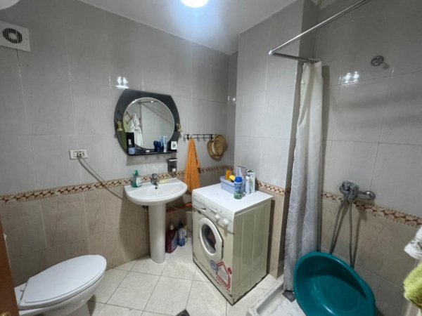 Tirane, jepet me qera apartament 1+1 Kati 12, 400 €