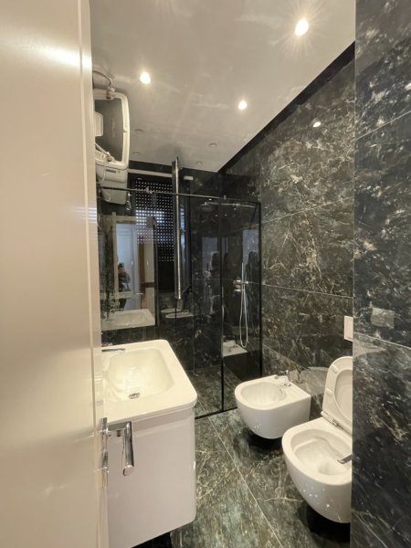 Tirane, jepet me qera apartament 2+1+Ballkon Kati 2, 120 m² 1.500 € (Liqeni i Thate)