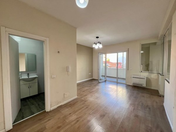 Tirane, jepet me qera apartament 1+1+Ballkon Kati 1, 60 m² 500 € (Rruga Ali Pashe Gucia)