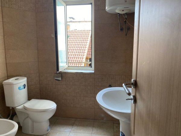 Jepet Hyrje 1+1 me Qera prane Shkolles se Baletit ne Rrugen e Elbasanit, 400 €uro