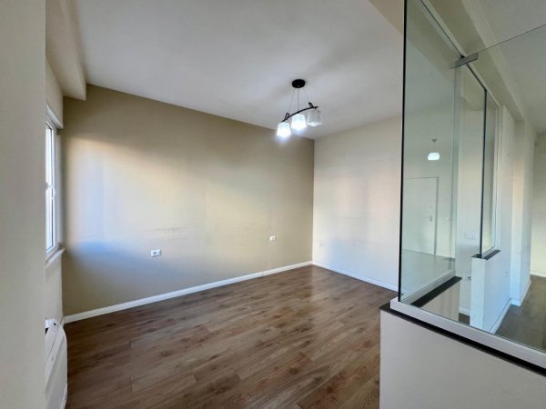 Tirane, jepet me qera apartament 1+1+Ballkon Kati 1, 60 m² 500 € (Rruga Ali Pashe Gucia)