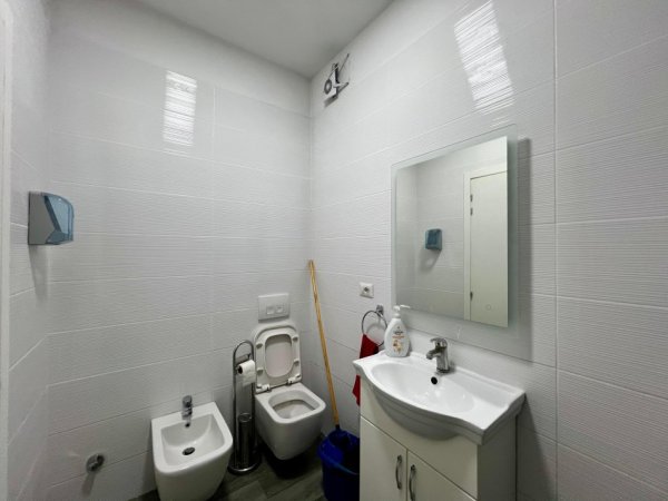 Tirane, jepet me qera apartament 1+1+Ballkon Kati 1, 60 m² 500 € (Rruga Ali Pashe Gucia)