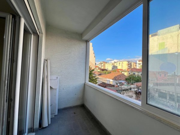 Tirane, jepet me qera apartament 1+1+Ballkon Kati 1, 60 m² 500 € (Rruga Ali Pashe Gucia)