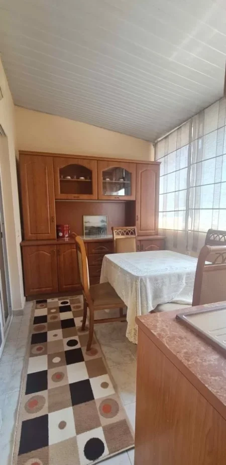 Tirane, jepet me qera apartament 3+1+Ballkon Kati 2, 90 m² 500 € (Rruga Dritan Hoxha , prane Universitetit Zoja e Keshillit te Mire , Pallatet e Arabit)
