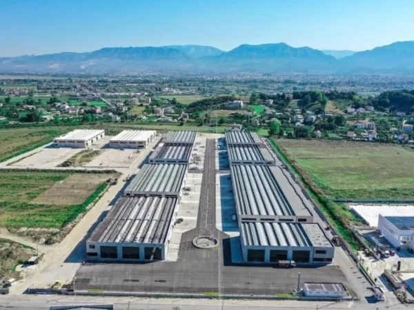 Tirane, shes ambjent biznesi , 1.650 m² 