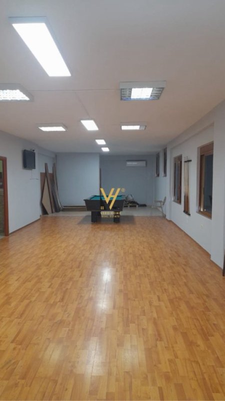 Tirane, jepet me qera ambjent biznesi Kati 0, 200 m² 1.400 € (KODRA E DIELLIT)