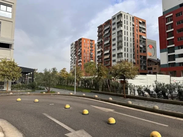 Tirane, jepet me qera apartament 1+1+Ballkon Kati 5, 110 m² 750 € (Demir Zyka)