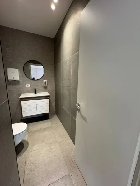 Tirane, jepet me qera , 145 m² 2.000 € (Sheshi Skenderbej)