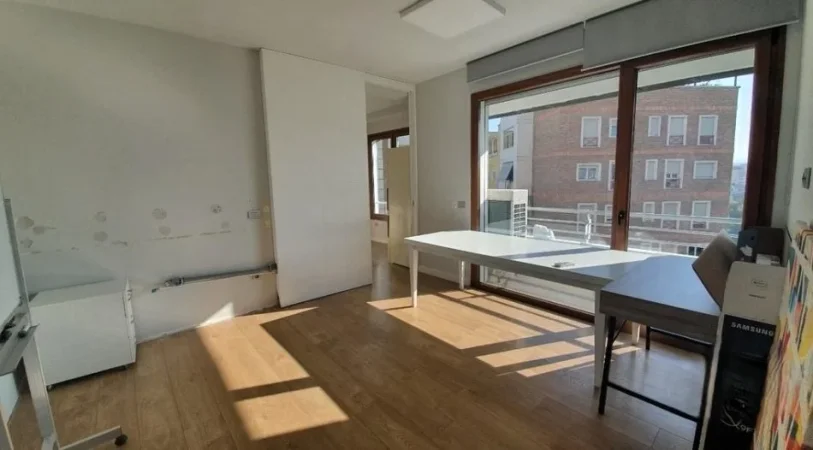 Tirane, jepet me qera zyre Kati 7, 200 m² 3.000 € (PRANE DELIJORGJIT)