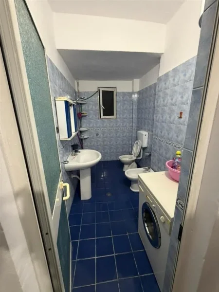 Tirane, jepet me qera apartament 1+1 Kati 4, 60 m² 400 € (ish parku)