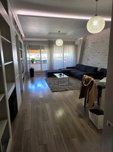 Tirane, jepet me qera apartament 3+1 Kati 6, 141 m² 1.200 € (PRANË PAZARIT TË RI)