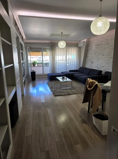 Tirane, jepet me qera apartament 3+1 Kati 6, 141 m² 1.200 € (PRANË PAZARIT TË RI)