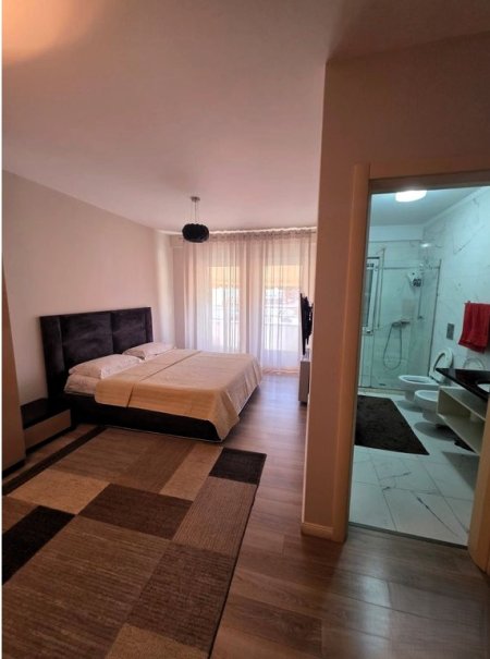 Tirane, jepet me qera apartament 3+1 Kati 6, 141 m² 1.200 € (PRANË PAZARIT TË RI)