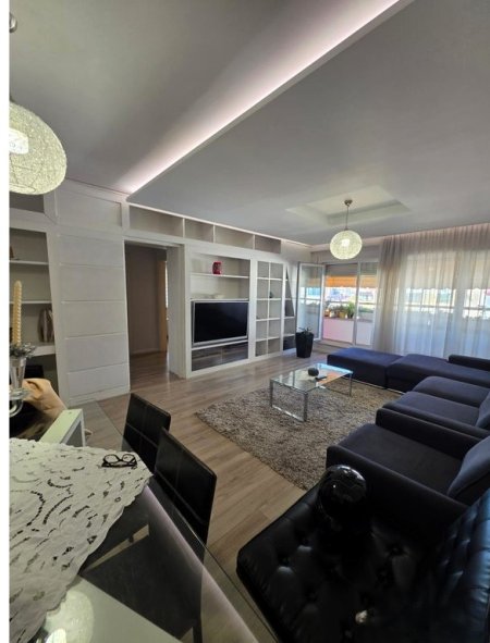 Tirane, jepet me qera apartament 3+1 Kati 6, 141 m² 1.200 € (PRANË PAZARIT TË RI)
